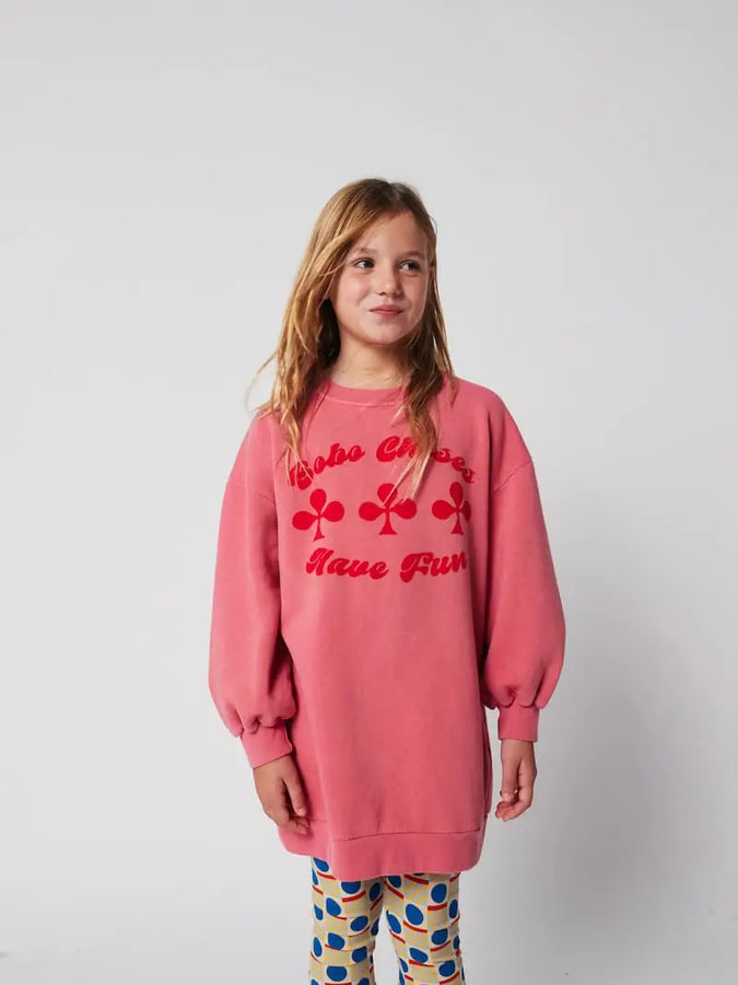 Niña con vestido rosa con letras rojas Have Fun de Bobo Choses.