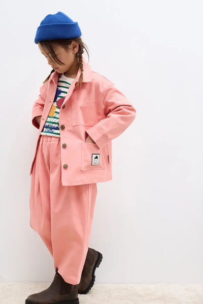 Niña con pantalones rosas y chaqueta rosa de Weekend House Kids aw25