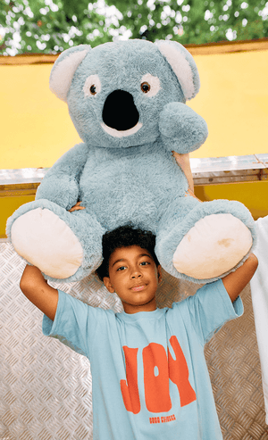 Camiseta  azul con texto JOY para niños de Bobo Choses