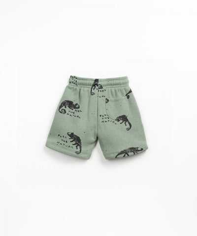 Pantalón corto con estampado de camaleones