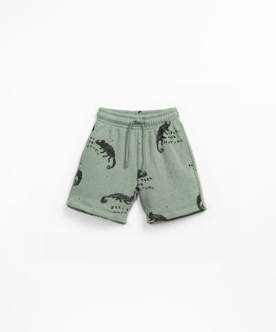 Pantalón corto con estampado de camaleones