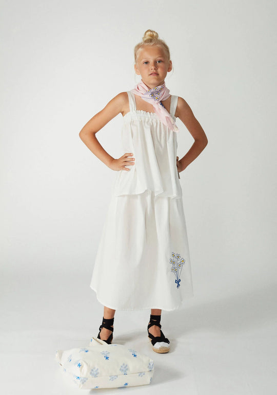 Niña con conjunto blanco con estampado de ramo de flores de Weekend House Kids