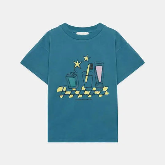 Camiseta verde oscuro de manga corta con dibujo de cepillo de dientes para niñas y niños de Weekend House Kids.