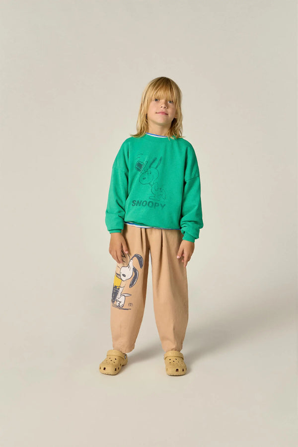 Niño con sudadera verde con Snoopy de The Campamento
