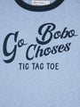 Detalle de texto de la camiseta azul Go Bobo Choses.