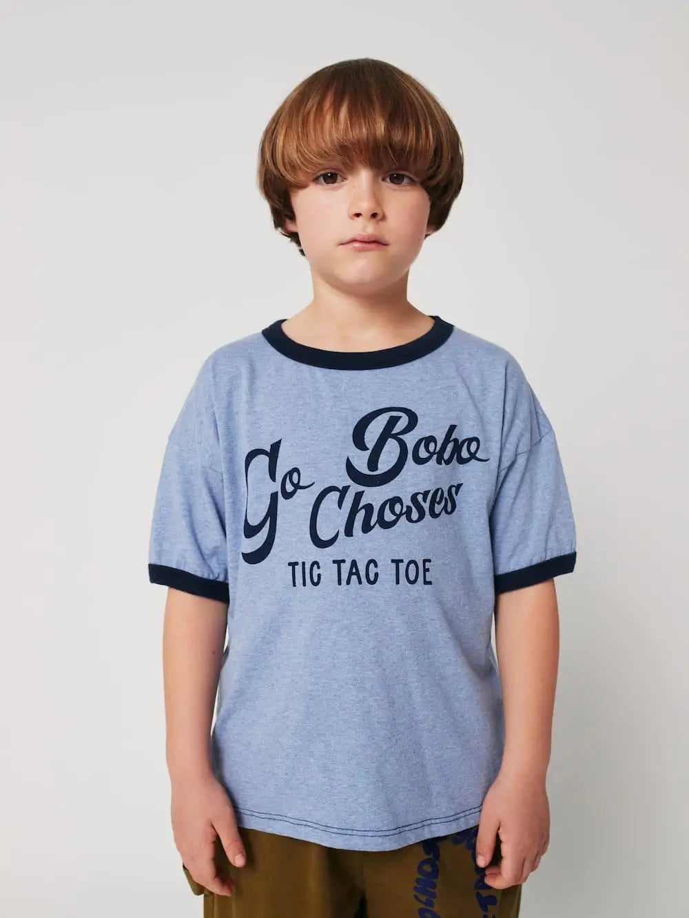 Niño vistiendo con camiseta azul de Bobo Choses.