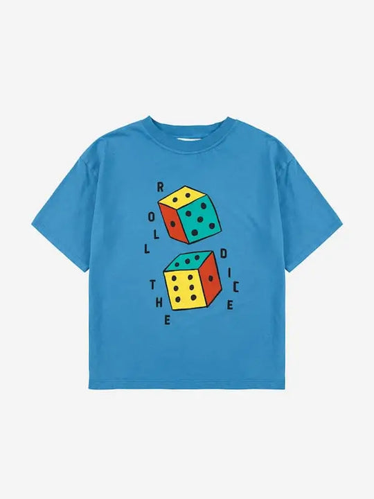 Camiseta azul con dibujo de dados y texto Roll the dice de Bobo Choses.
