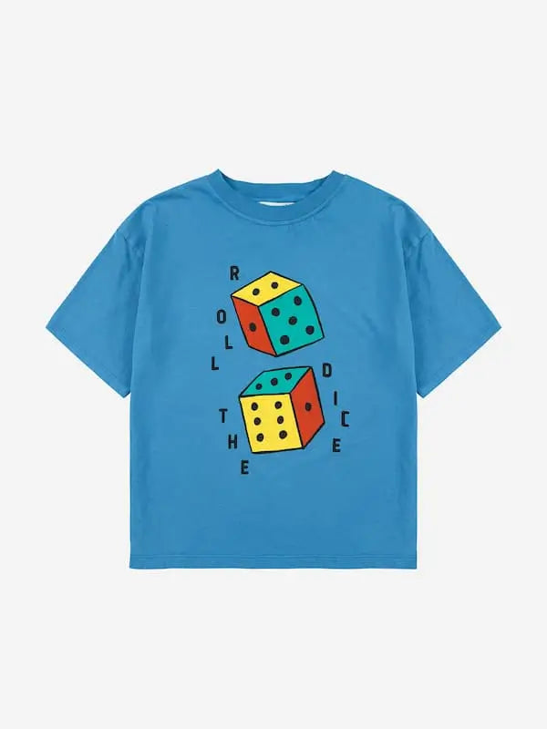 Camiseta azul con dibujo de dados y texto Roll the dice de Bobo Choses.