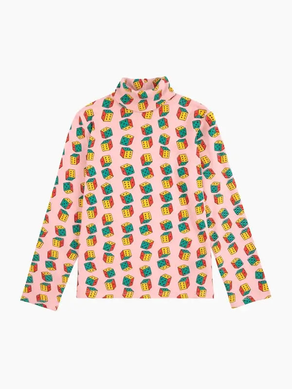 Camiseta rosa de cuello alto con estampado de dados multicolor de Bobo Choses.