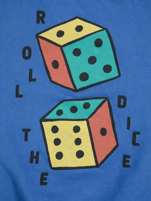 Detalle de dibujo de dados y texto Roll the dice de sudadera azul de Bobo Choses.