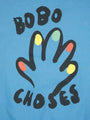 Detalle del dibujo de la sudadera azul High Five de Bobo Choses.