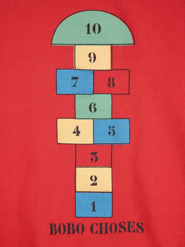 Detalle de rayuela de la sudadera roja de Bobo Choses.