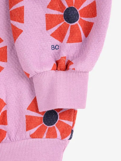 Detalle de logo BC bordado en una manga de la sudadera morada con estampado de caleidoscopios para niñas y niños de Bobo Choses.