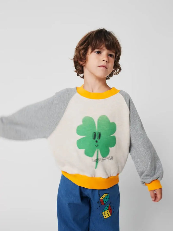 Niño con la sudadera con dibujo de trébol de la colección Tic Ta Toe para otoño/invierno de Bobo Choses.