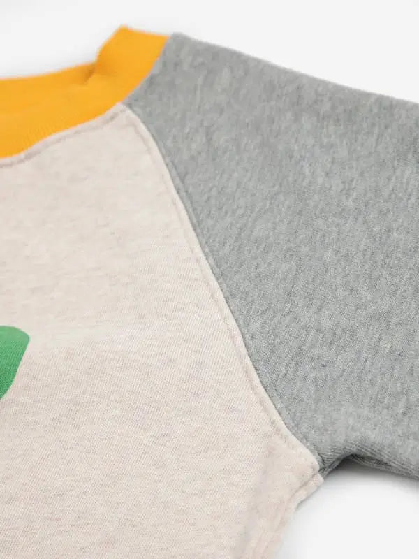 Detalle de costura en la manga de la sudadera con dibujo de trébol de Bobo Choses.