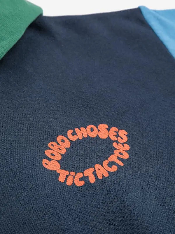 Detalle de logo en la parte delantera de la sudadera color block de Bobo Choses.