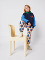 Niño con pantalones Doggy con estampado de perros y la sudadera color block con capucha de Bobo Choses.