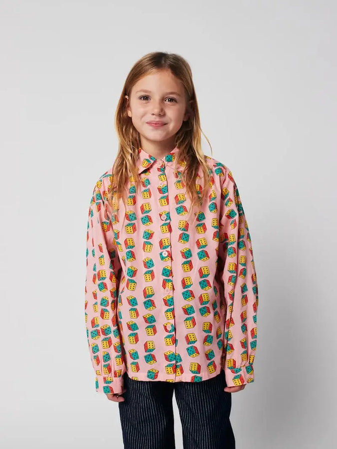 Niña vistiendo camisa rosa de dados multicolores de Bobo Choses.