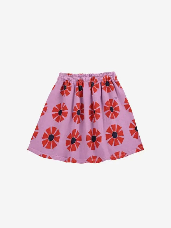 Falda corta de color morado con estampado de caleidoscopios rojos y logo BC bordado.
