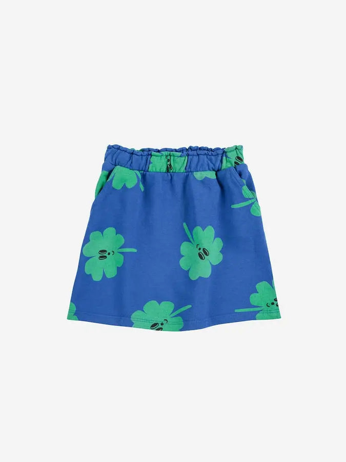 Falda corta azul de Bobo Choses para niñas con estampado de tréboles verdes 