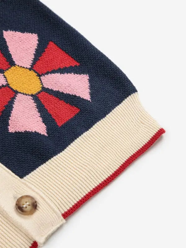 Detalle del dibujo de caleidoscopio del chaleco azul marino de Bobo Choses.