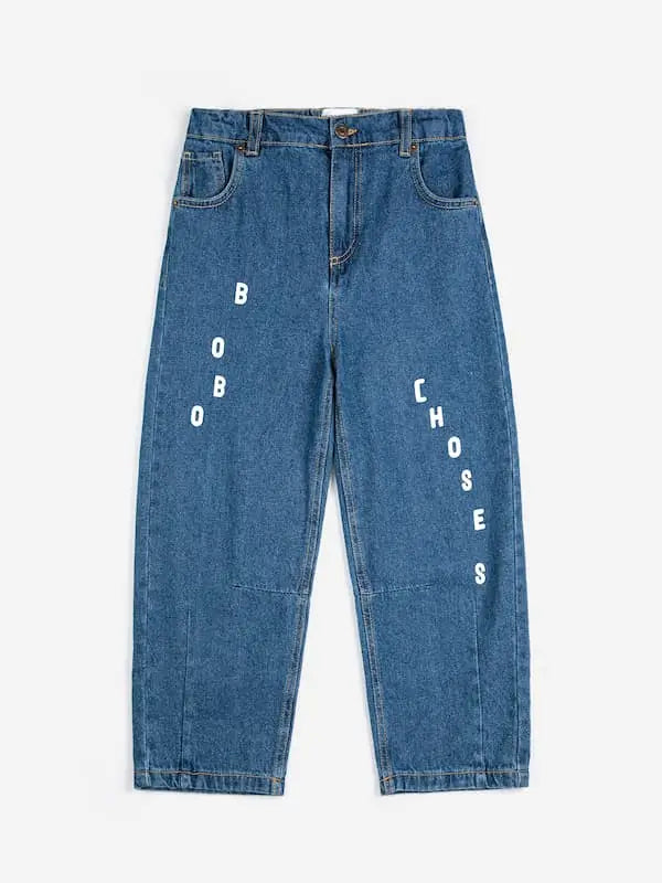 Pantalones vaqueros azules con logo en la parte delantera, "Bobo" en la pernera derecha, "Choses" en la izquierda. Tiene cintura ajustable y corte cocoon.