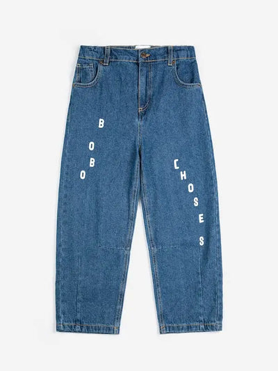 Pantalones vaqueros azules con logo en la parte delantera, "Bobo" en la pernera derecha, "Choses" en la izquierda. Tiene cintura ajustable y corte cocoon.