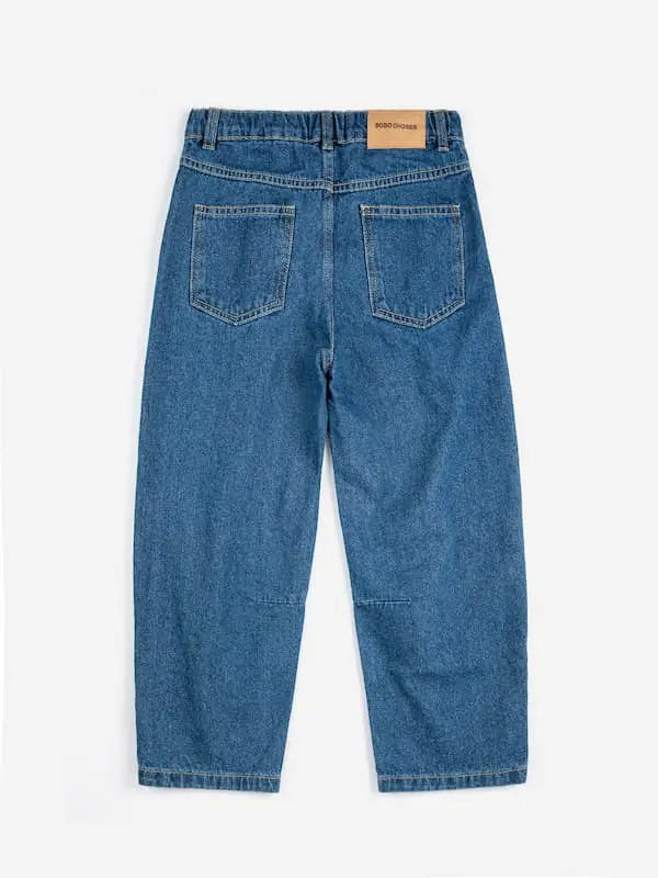 Parte trasera de pantalones vaqueros azules de Bobo Choses con cintura ajustable, corte cocoon y bolsillos traseros. 