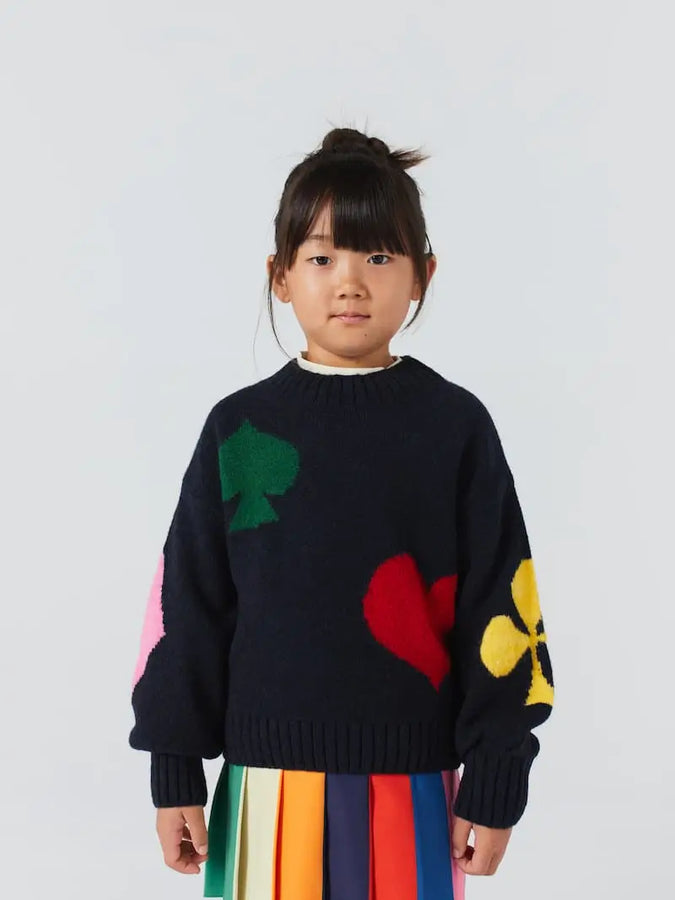 Niña con jersey azul marino de la colección Tic Tac Toe de Bobo Choses.