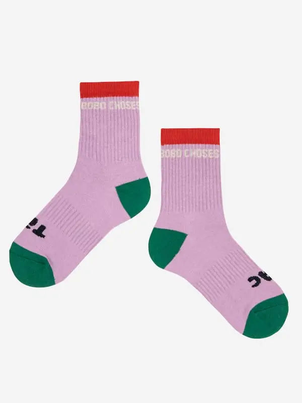 Calcetines lila con logo de Bobo Choses en color blanco en la parte superior .