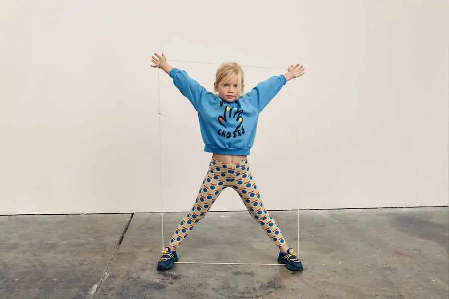 Niña con mallas y sudadera azul de la colección aw25 de Bobo Choses.