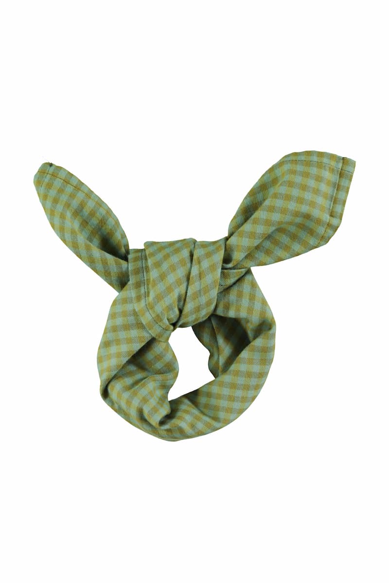 Pañuelo de algodón verde con cuadritos pequeños de la colección para otoño/invierno AW25 de Piupiuchick.