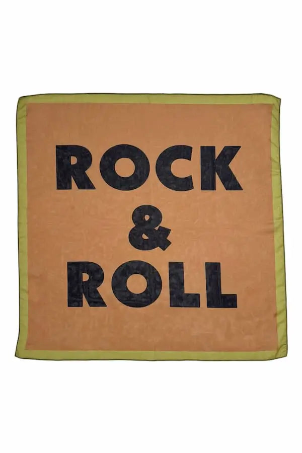 Pañuelo de gasa de color marrón con texto Rock & Roll en negro de Piupiuchick.