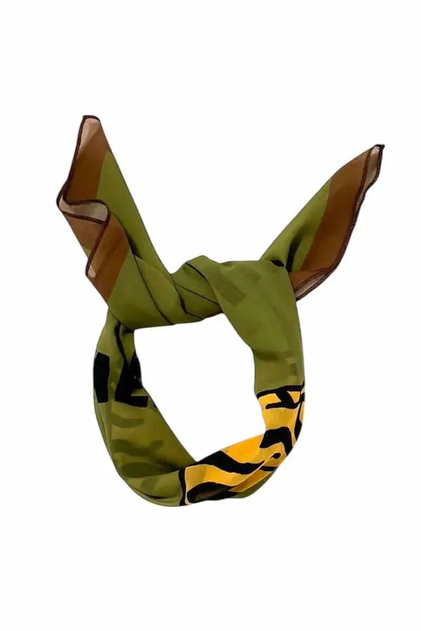 Pañuelo verde oliva de Piupiuchick con nudo.