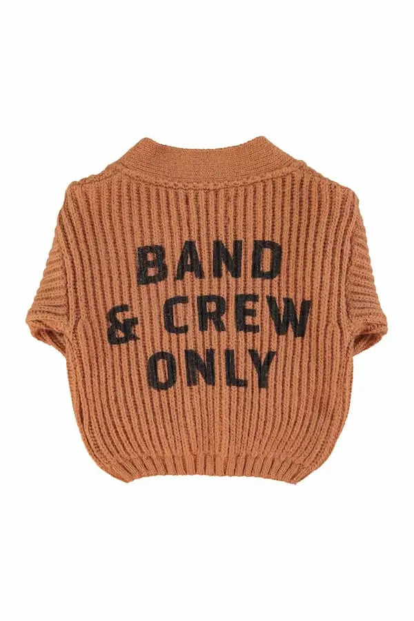 Cárdigan marrón de punto con botones para niños y niñas de Piupiuchick y con texto “Band & Crew Only” - parte trasera