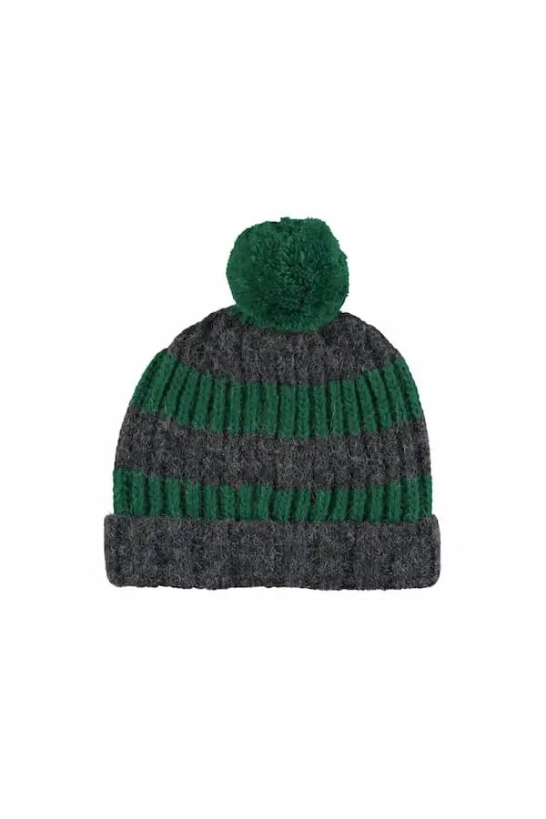 Vista atrás de gorro gris con rayas y pompon de color verde.