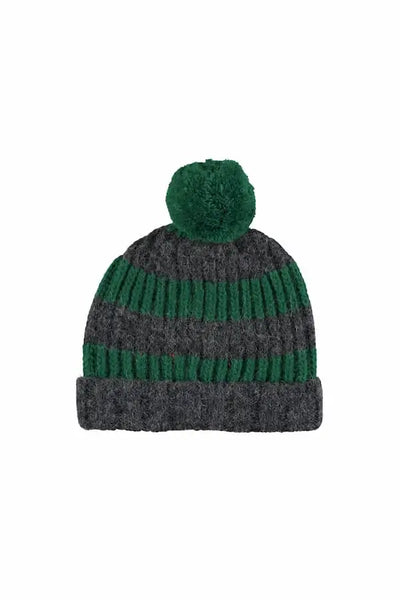 Vista atrás de gorro gris con rayas y pompon de color verde.