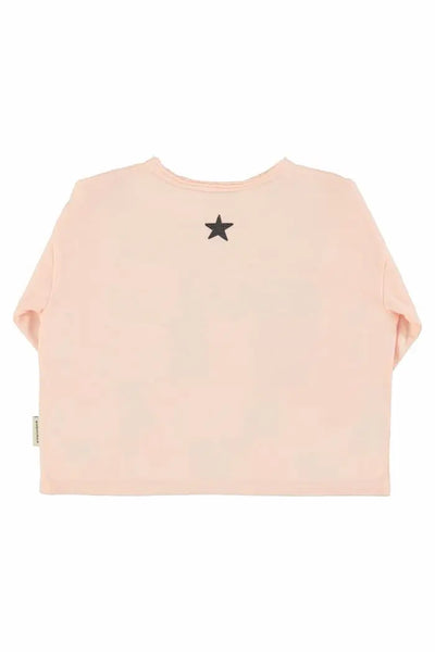 Vista trasera de camiseta rosa claro de manga larga de Piupuchick.