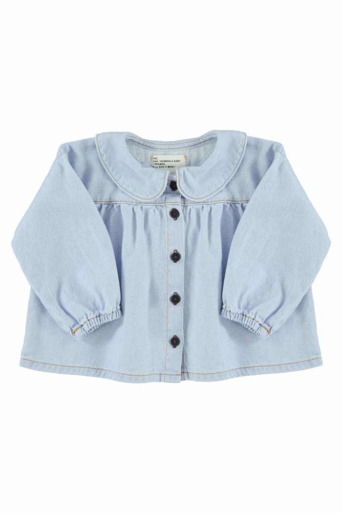 Blusa vaquera con cuello Peter Pan y botones para niñas de Piupiuchick- vista delantera.