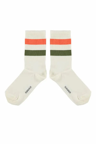Calcetines de color crudo con dos rayas, una verde, otra naranja de Piupiuchick.