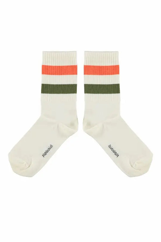 Calcetines de color crudo con dos rayas, una verde, otra naranja de Piupiuchick.