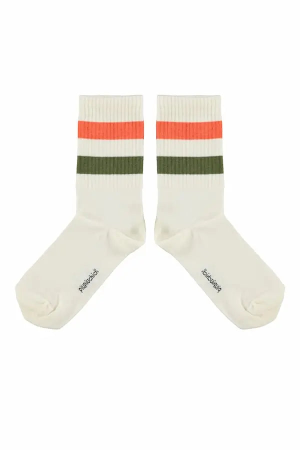 Calcetines de color crudo con dos rayas, una verde, otra naranja de Piupiuchick.