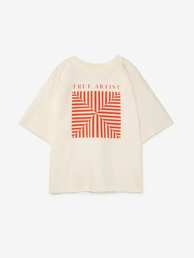 Camiseta de color crudo con estampado de caleidoscopios y logo de True Artost en la parte delantera. 