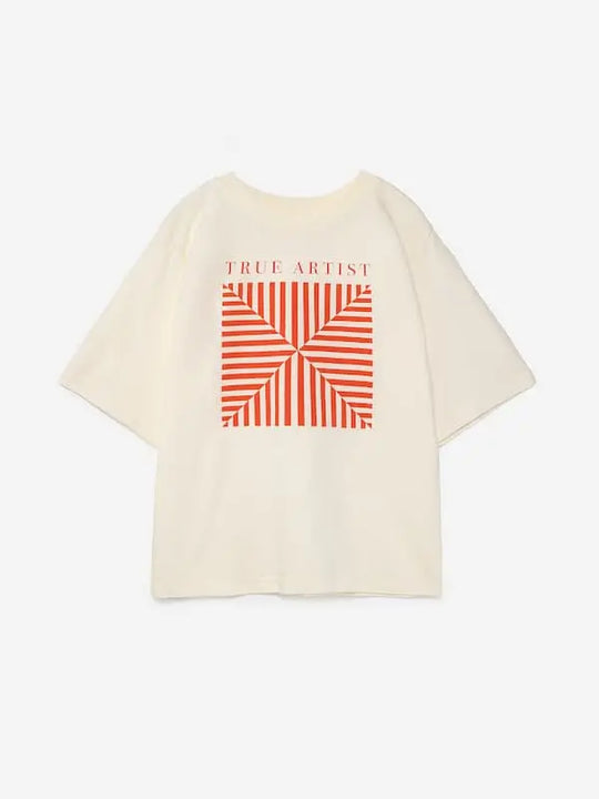 Camiseta de color crudo con estampado de caleidoscopios y logo de True Artost en la parte delantera. 