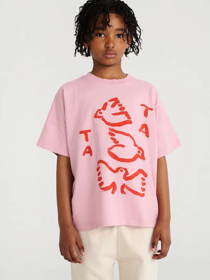 Niña vistiendo camiseta rosa con dibujos de pájaros de True Artist.