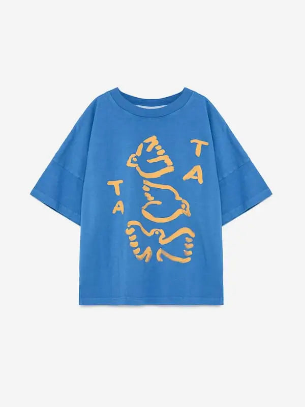 Camiseta azul con manga corta y dibujo de pájaros en la parte delantera para niñas y niños de marca sostenible True Artist.