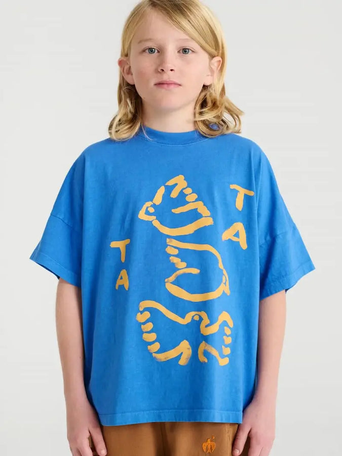 Niño vistiendo camiseta azul de manga corta de True Artist.