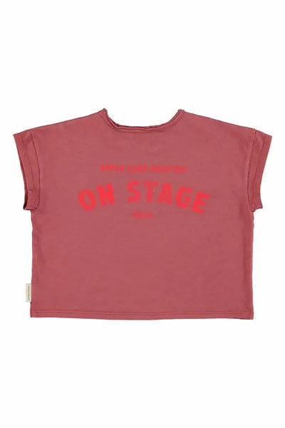 Camiseta unisex burdeos de manga corta con texto "on stage" en la espalda.