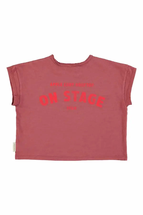 Camiseta unisex burdeos de manga corta con texto "on stage" en la espalda.