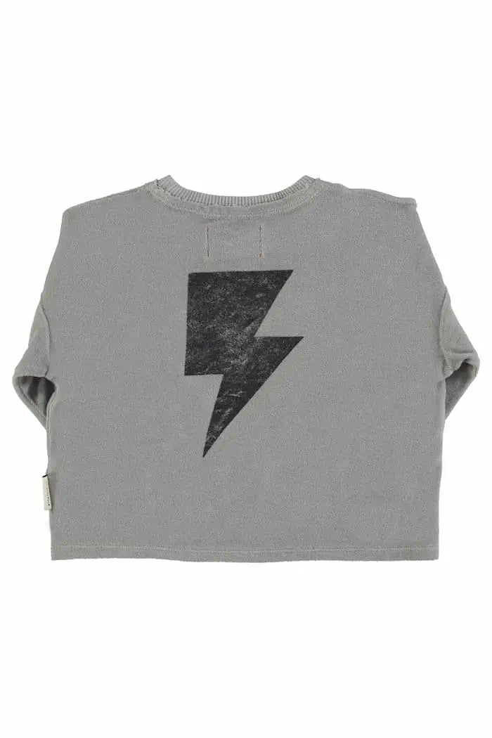 Camiseta gris de rizo, en la parte atras tiene u dibujo de rayo, Piupiuchick.